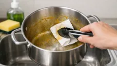 Jak umýt hrnec po kari bez zničené houbičky: jednoduchý trik se saponátem