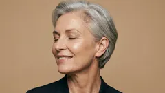 Špinavá šedá nebo ušlechtilá stříbrná: jak přestat trápit vlasy barvením a přesto vypadat skvěle