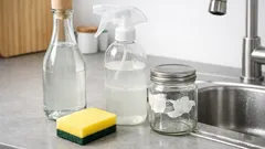 4 chytré triky s octem v kuchyni: etikety, pachy, silikon i vodní kámen