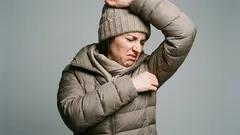 Jak se zbavit zápachu potu ze svrchního oblečení: 4 rychlé způsoby, jak oblečení osvěžit bez praní