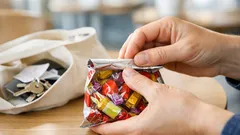 Jednoduchý trik, jak znovu zavřít otevřený sáček s bonbony bez kolíčku a gumičky