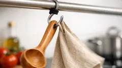 S-háček vám pořád padá z tyče? Tenhle trik s gumičkou ho udrží na místě