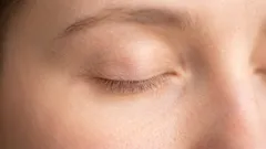 Jak si po padesátce nechat narůst řasy a obočí bez salonního prodlužování – rady odborníka