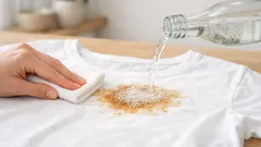 Skvrna na bílém oblečení? Perlivá voda jako první pomoc, která často zabere během pár minut