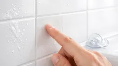 Odnímatelná polička na obklady: pořádek v koupelně bez vrtání a bez přísavek