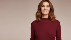 Tyto barvy omlazují: nejlepší odstíny oblečení pro dospělé ženy v roce 2026