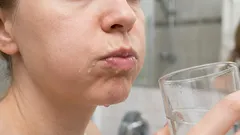 Přestaňte si po čištění zubů vyplachovat ústa: Děláte to špatně