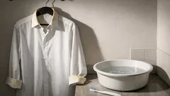 Jak vyčistit zažloutlý límec a manžety u bílé košile bez drahé čistírny