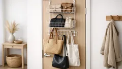 Závěsný držák na tašky z drátěné mřížky: pořádek v předsíni bez vrtání