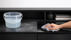 Prach se vrací hned po úklidu? Zkuste antistatický trik s kapkou aviváže