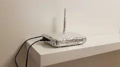 Hliníková fólie a Wi‑Fi: Snižuje záření, nebo oslabuje připojení