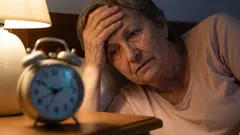 Proč se starší lidé budí ve 3 ráno: Co říká věda